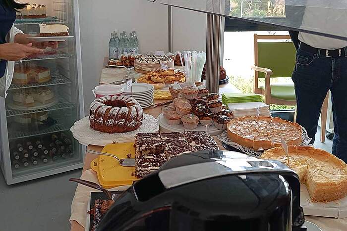 Kuchenbuffet beim Tag der offenen Tür der Tagespflege Neckarburken Kuchenbuffet beim Tag der offenen Tür der Tagespflege Neckarburken