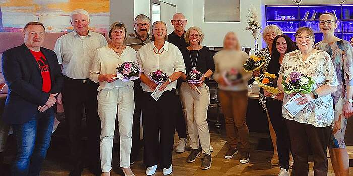 Die langjährigen Mitarbeitenden der Evangelischen Sozialstation Mosbach Geehrte Mitarbeiter der Evangelischen Sozialstation Mosbach auf einem Gruppenfoto