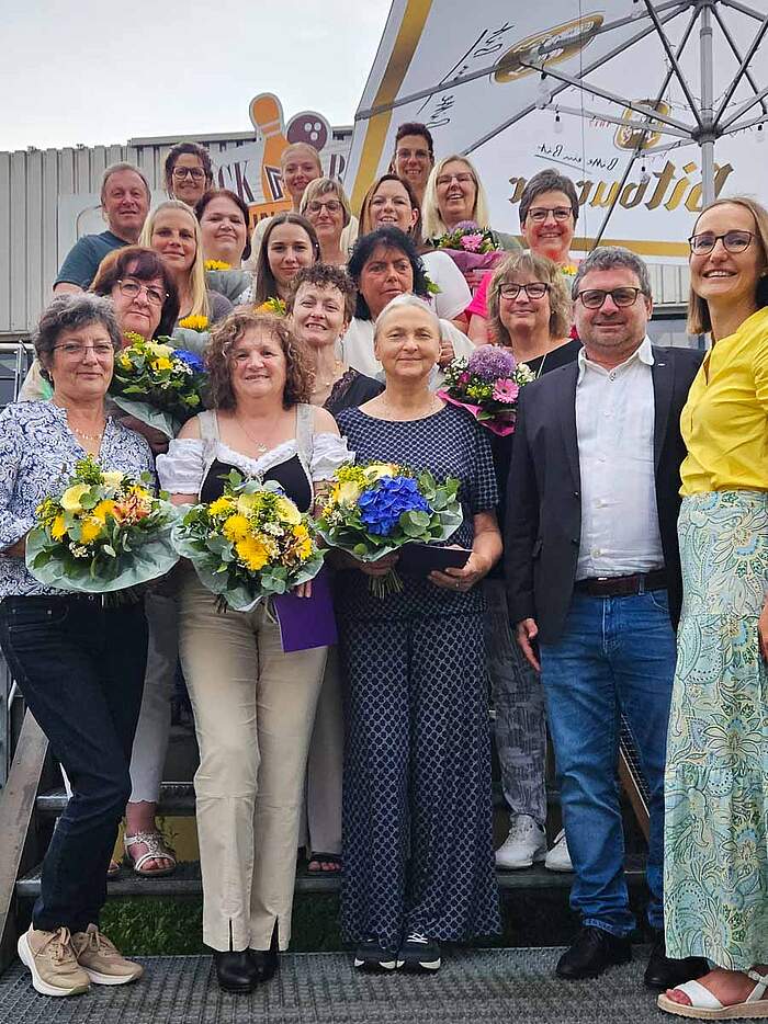 Geehrte Mitarbeiterinnen und Mitarbeiter der Evangelischen Sozialstation Mosbach e.V. Geehrte Mitarbeiterinnen und Mitarbeiter der Evangelischen Sozialstation Mosbach e.V.