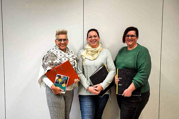 Weiterbildung zur Praxisaneliterin in der Pflege Die drei Praxisanleiterinnen im Gruppenfoto.
