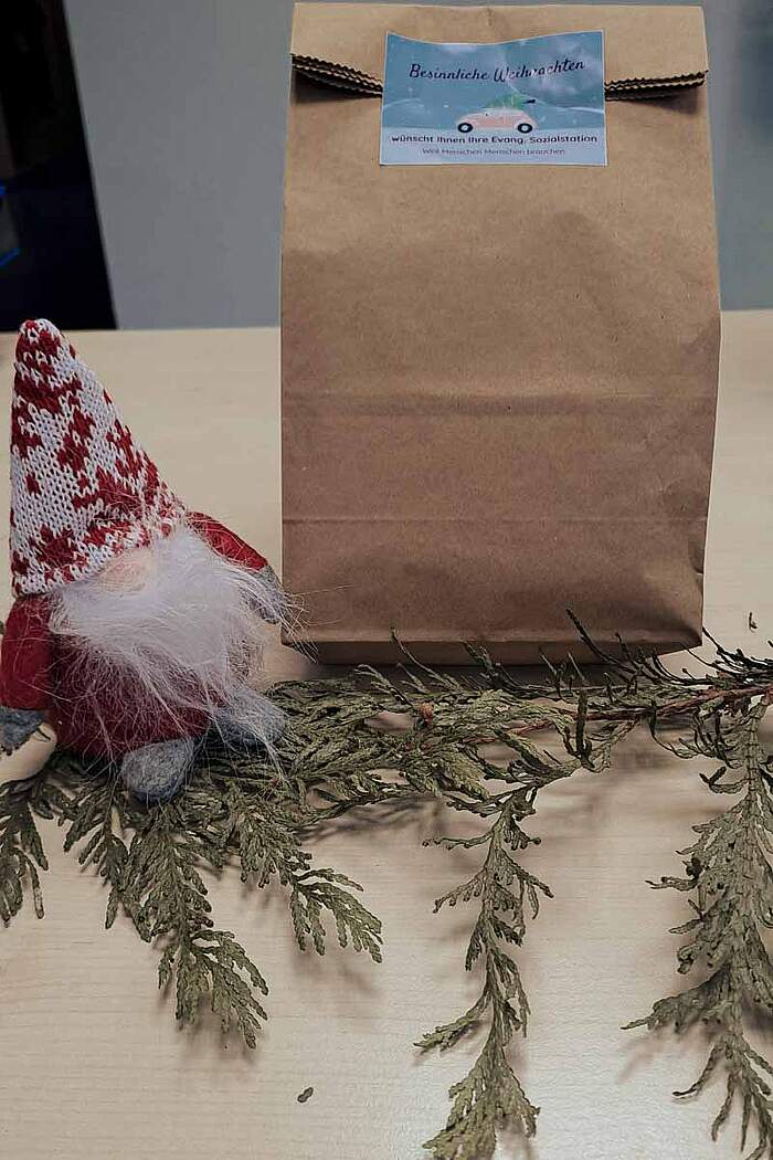 Eine gepackte Geschenktüte für die Klienten in der ambulanten Pflege
