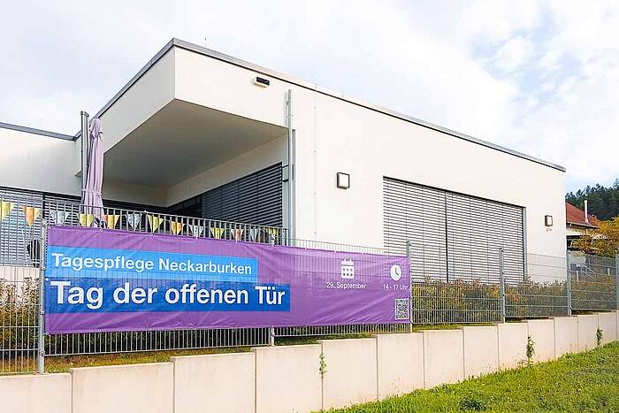 Außenaufnahme der Tagespflege Neckarburken mit Werbebanner "Tag der offenen Tür" Außenaufnahme der Tagespflege Neckarburken mit Werbebanner "Tag der offenen Tür"