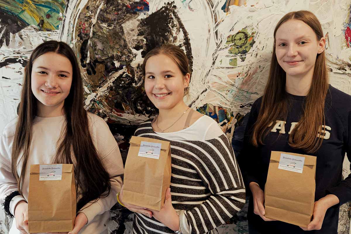 Aktion "Mitmachen Ehrensache" in der Evangelischen Sozialstation Mosbach Die drei Schüllerinnen mit befüllten Geschenktüten