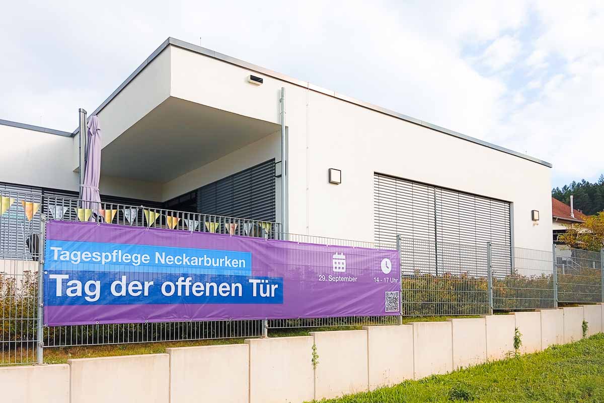 Außenaufnahme der Tagespflege Neckarburken mit Werbebanner "Tag der offenen Tür" Außenaufnahme der Tagespflege Neckarburken mit Werbebanner "Tag der offenen Tür"