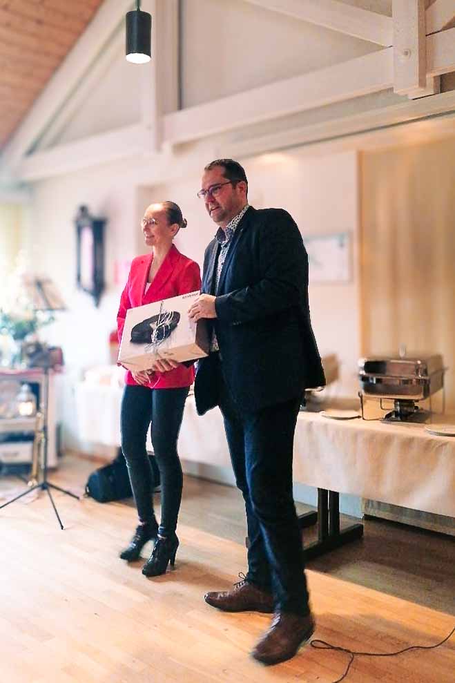Geschenkübergabe Tagespflege Haßmersheim Bürgermeister Christian Ernst übergibt ein neues Waffeleisen an Olga Arnold