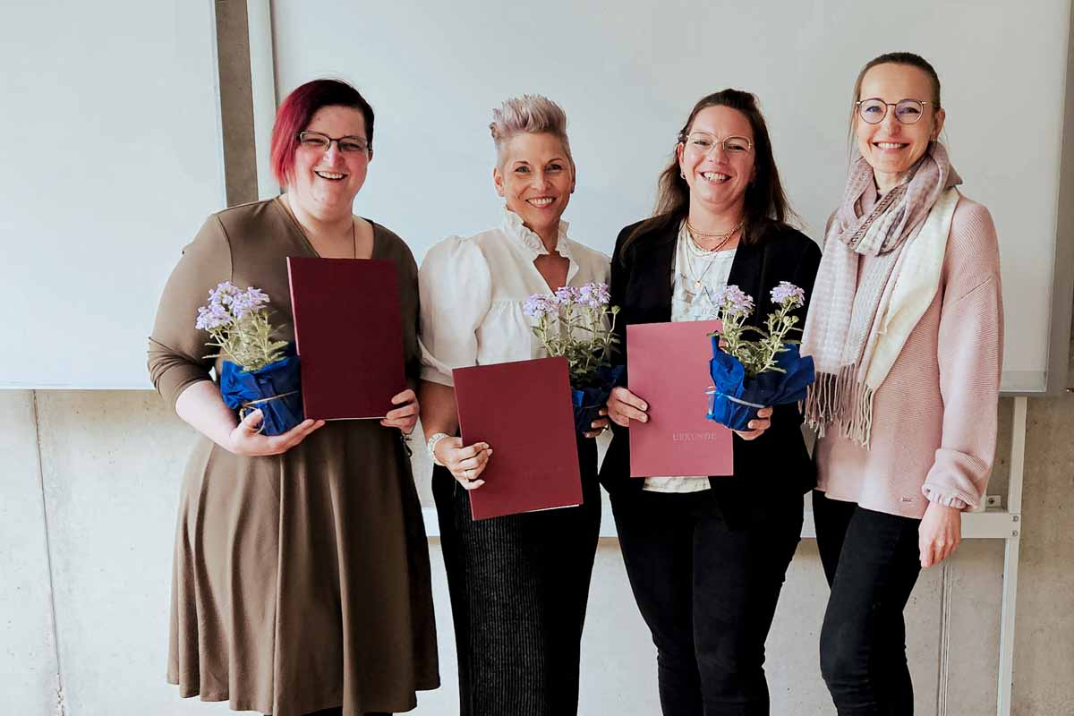 Urkundenübergabe an die drei neuen Praxisanleiterinnen: Gruppenfoto mit Vorständin Urkundenübergabe an die drei neuen Praxisanleiterinnen: Gruppenfoto mit Vorständin