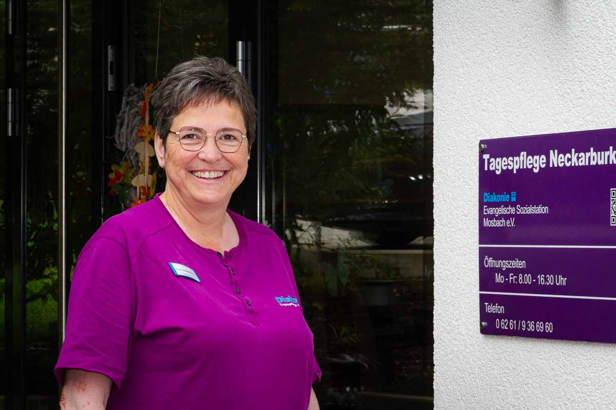 Tagespflege für Senioren: FAQ PDL Tagespflege Neckarburken Cornelia Schifferdecker steht am Eingang der Tagespflege für Senioren