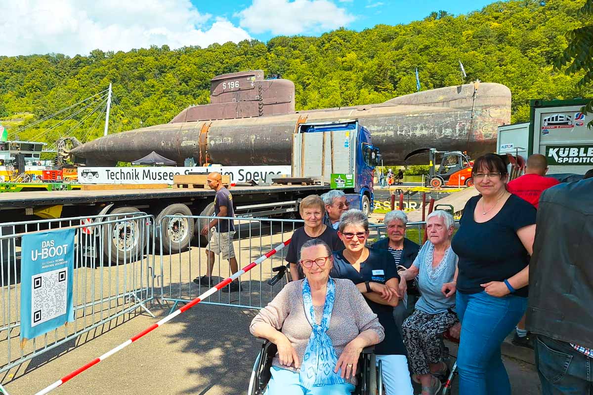 Ausflug zum U-Boot in Haßmersheim Seniorinnen und Senioren vor einem U-Boot