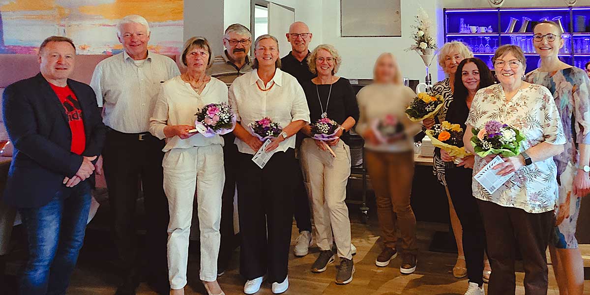 Die langjährigen Mitarbeitenden der Evangelischen Sozialstation Mosbach Geehrte Mitarbeiter der Evangelischen Sozialstation Mosbach auf einem Gruppenfoto