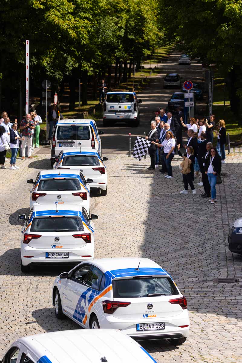 Abfahrt für die neuen VRmobile Die Fahrzeuge aus dem Neckar-Odenwald-Kreis starten gemeinsam in Richtung Heimat.