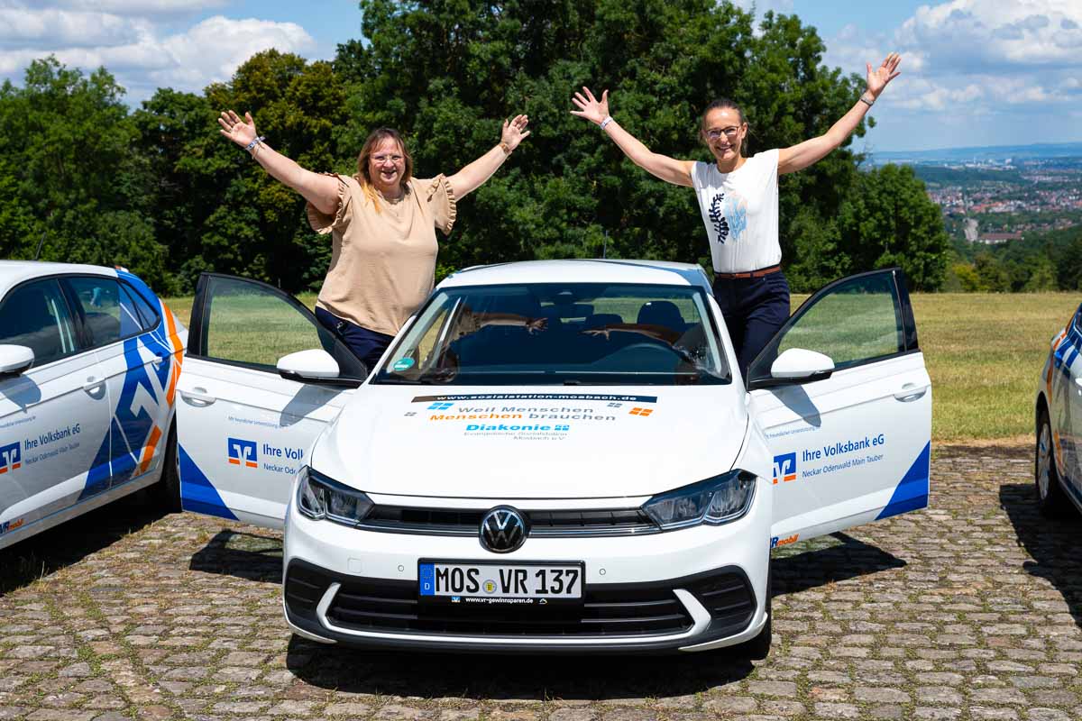 VRmobil für den ambulanten Pflegedienst Das neue VR-Mobil mit Vorständin Olga Arnold (rechts) und Vorstandsassistentin Manuela Weber bei der Fahrzeugübergabe.