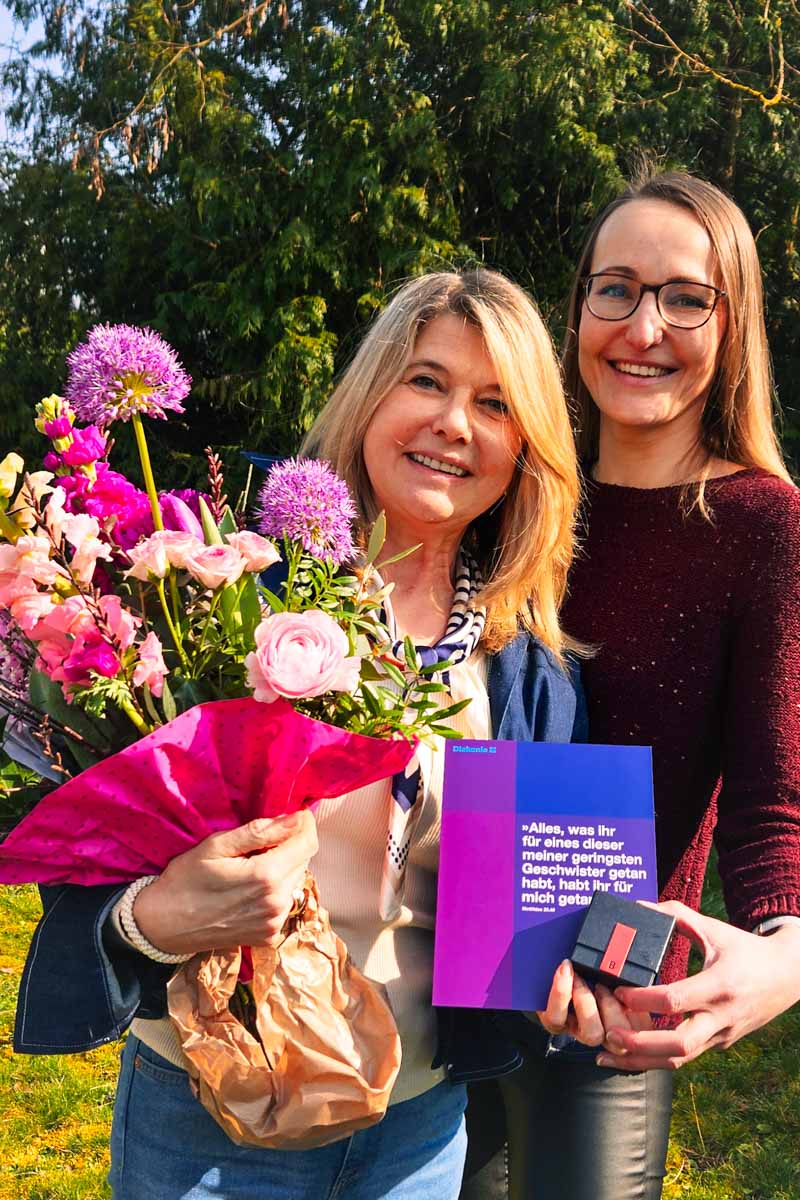 Martina Neureither und Vorständin Olga Arnold bei der Ehrung
