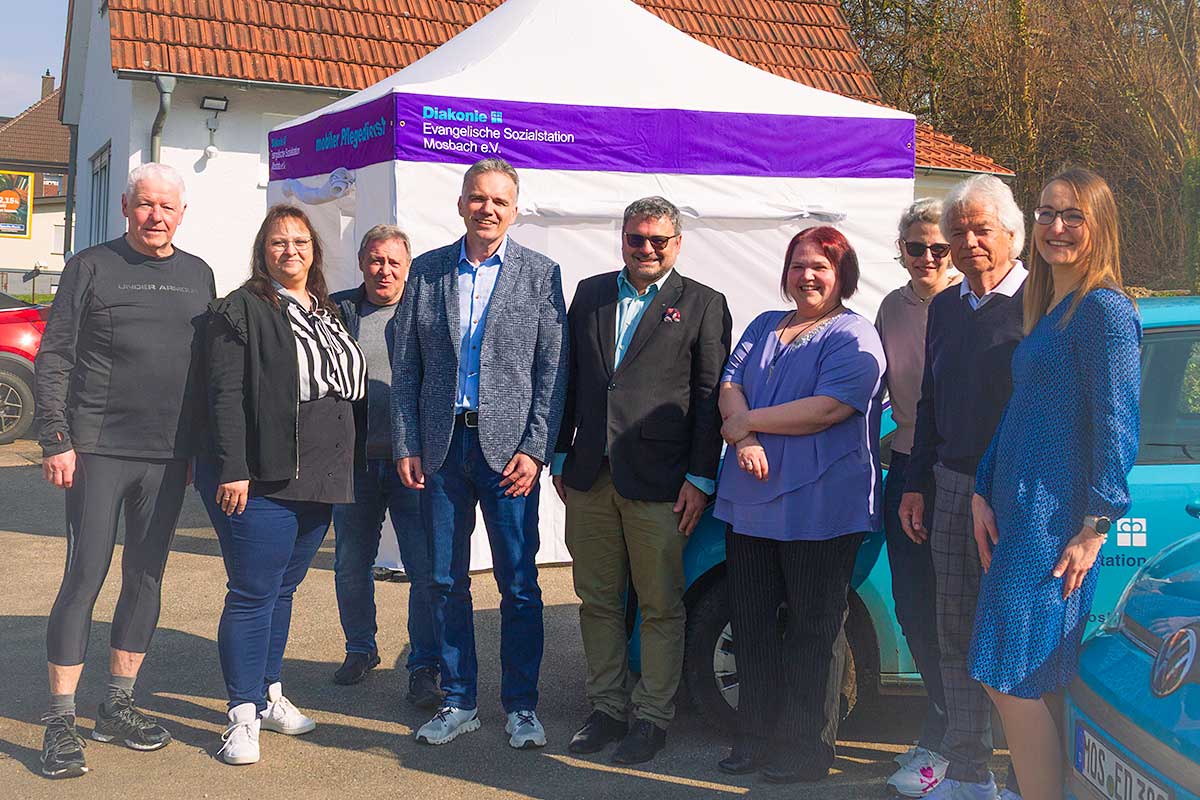 Gäste bei der Einweihung der Zweigstelle Dallau auf einem Gruppenbild vor dem Haus.
