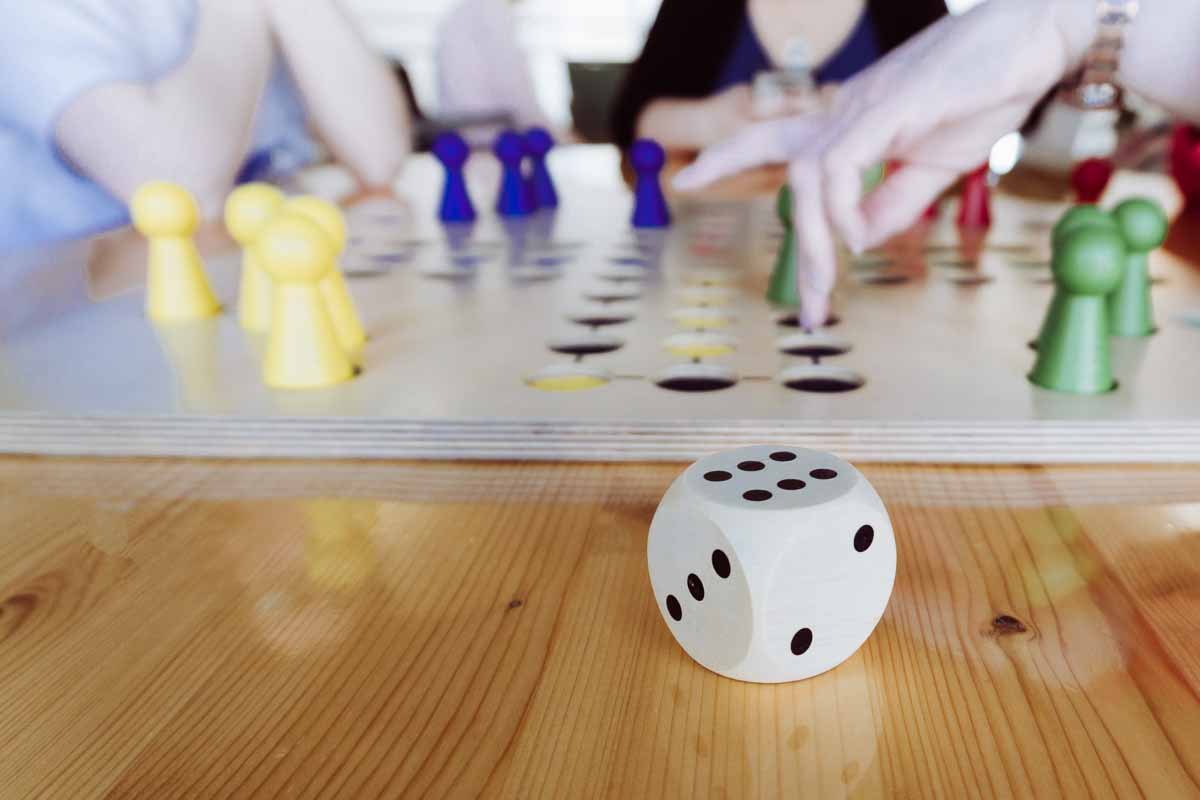 FSJ in der Tagespflege Haßmersheim oder Neckarburken Senioren spielen Mensch Ärgere Dich Nicht
