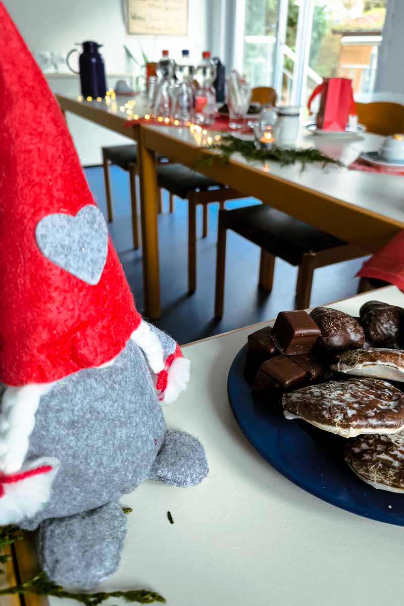 Pflegeausbildung in Mosbach Weihnachtlich dekorierte Tische beim Schülertreffen.